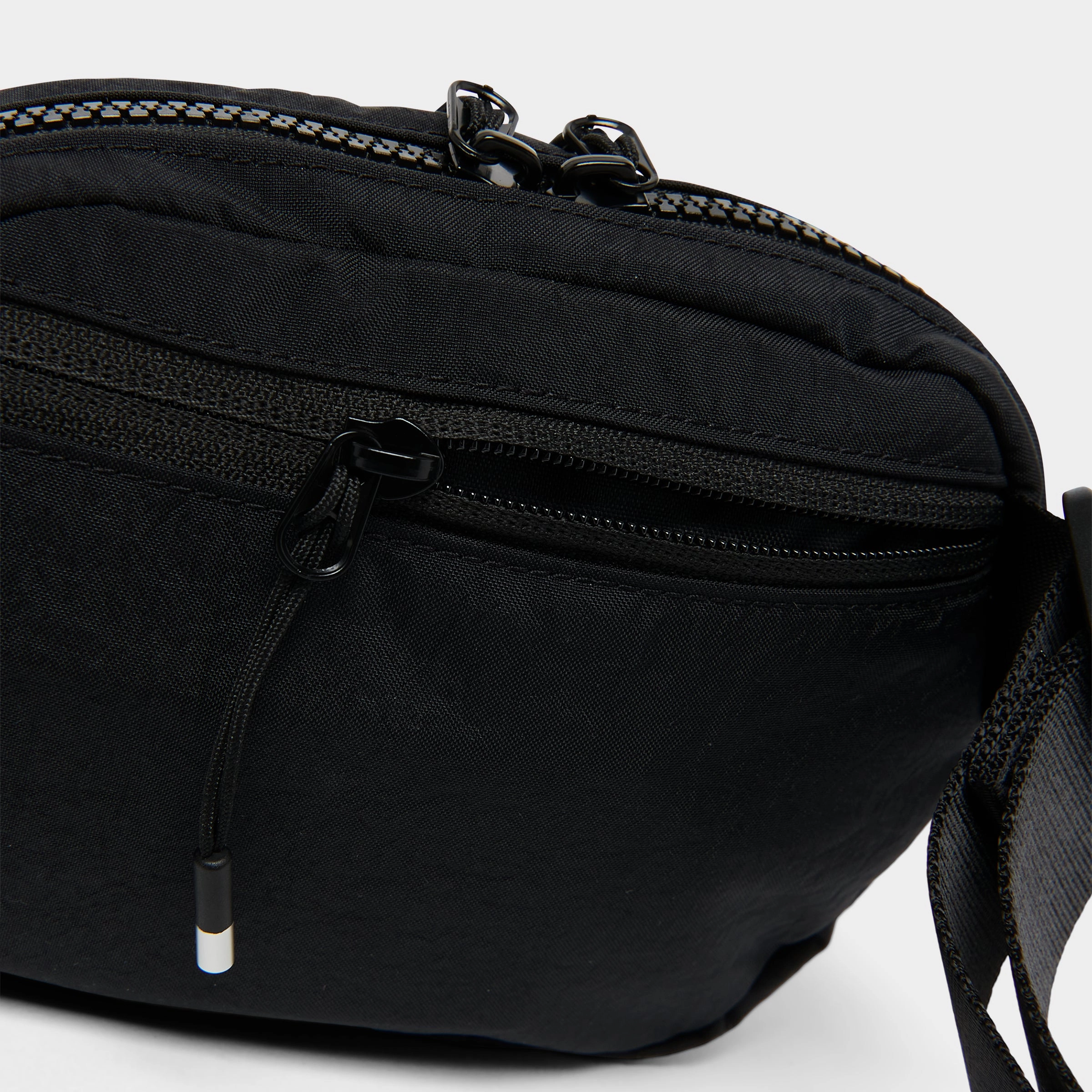 Nike Aura Waistpack (1L) Black / Black / Matte Silver